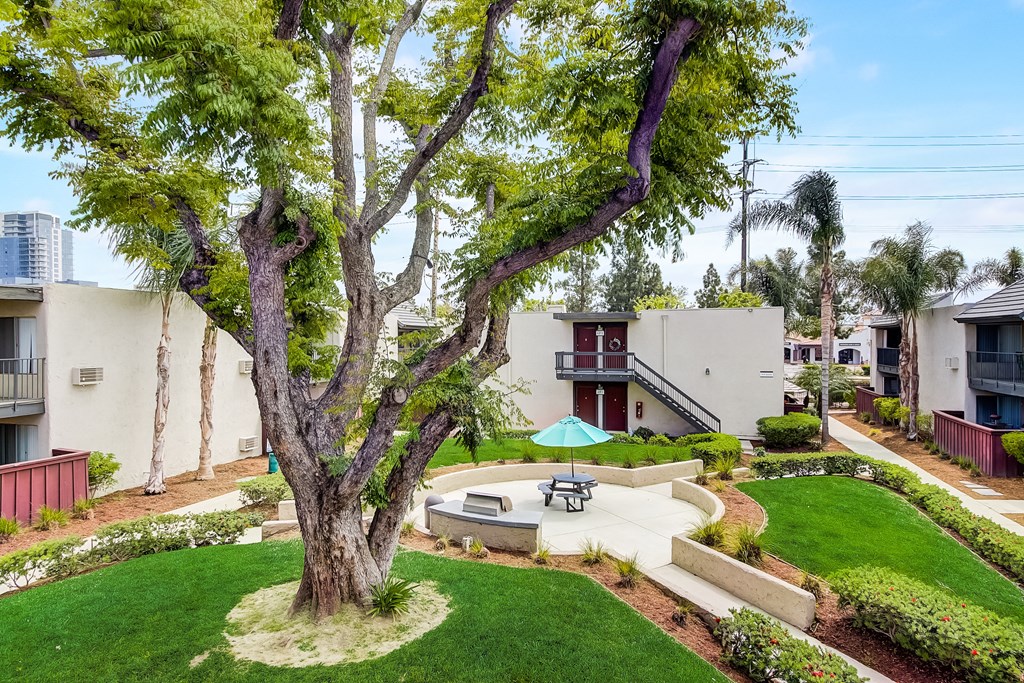 additional photo for property listing at chic digs with room to stretch out in the village 22 car