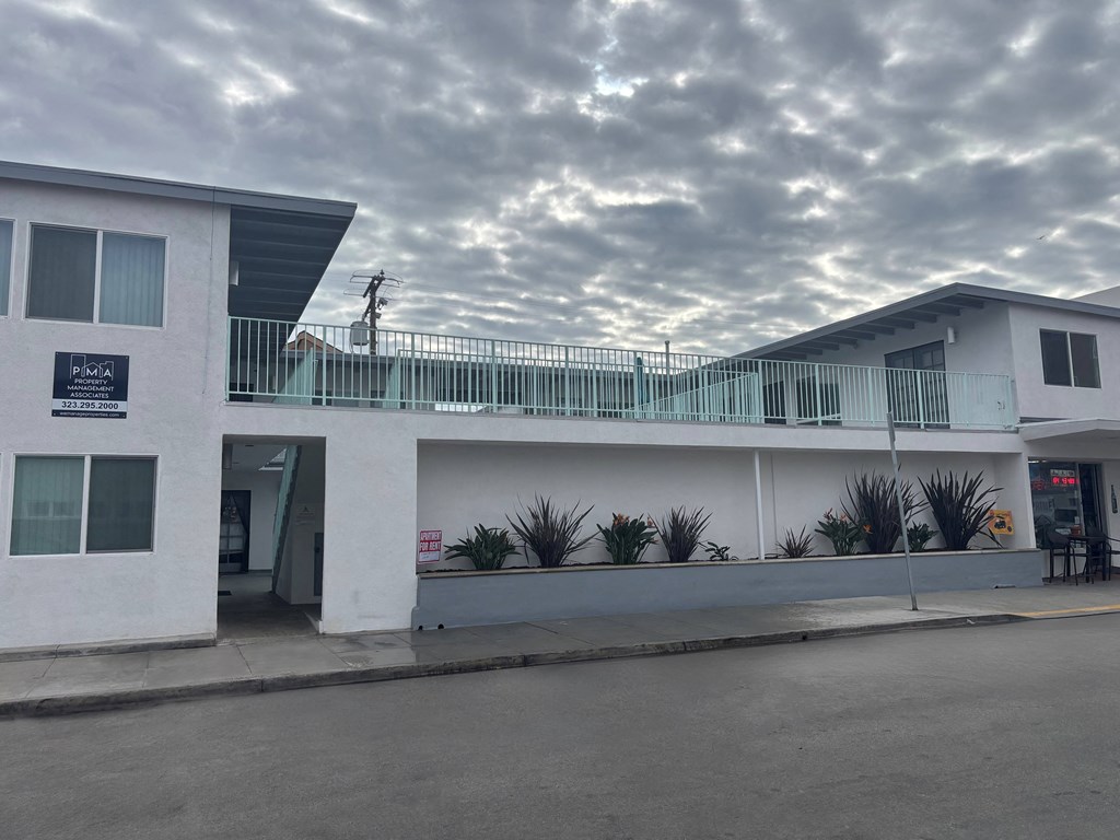 A building with a sign that says "Playa" on it.