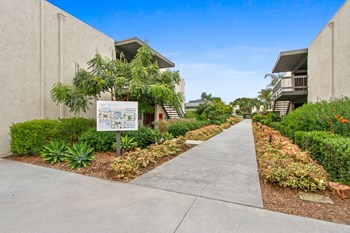 Community with Lush landscape in Santa Ana - Photo Gallery 22