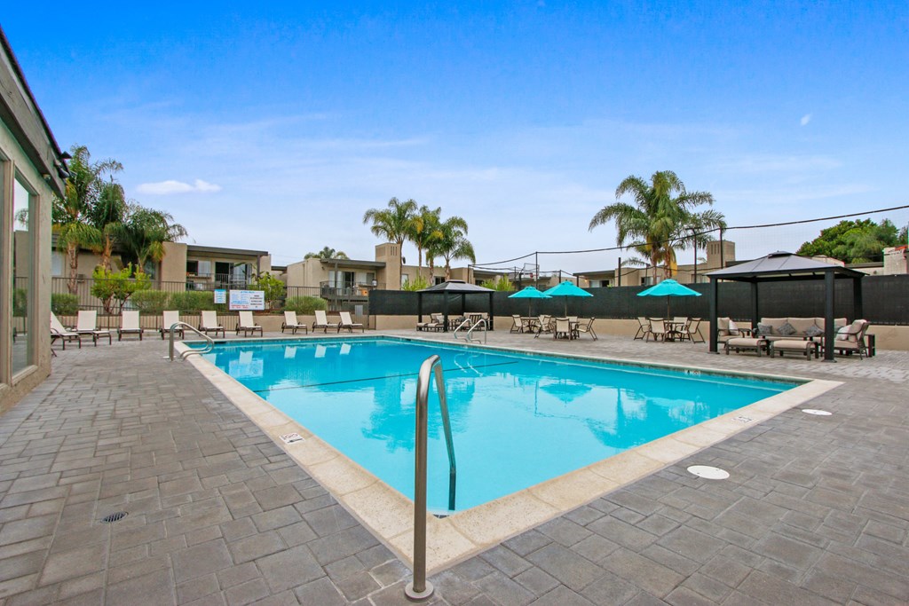 Apartments for rent with pool in Santa Ana