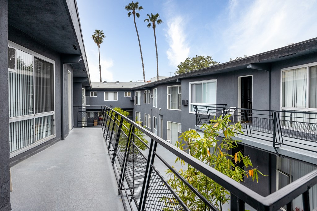 Apartmnts for rent with balcony in Los Angeles buildings