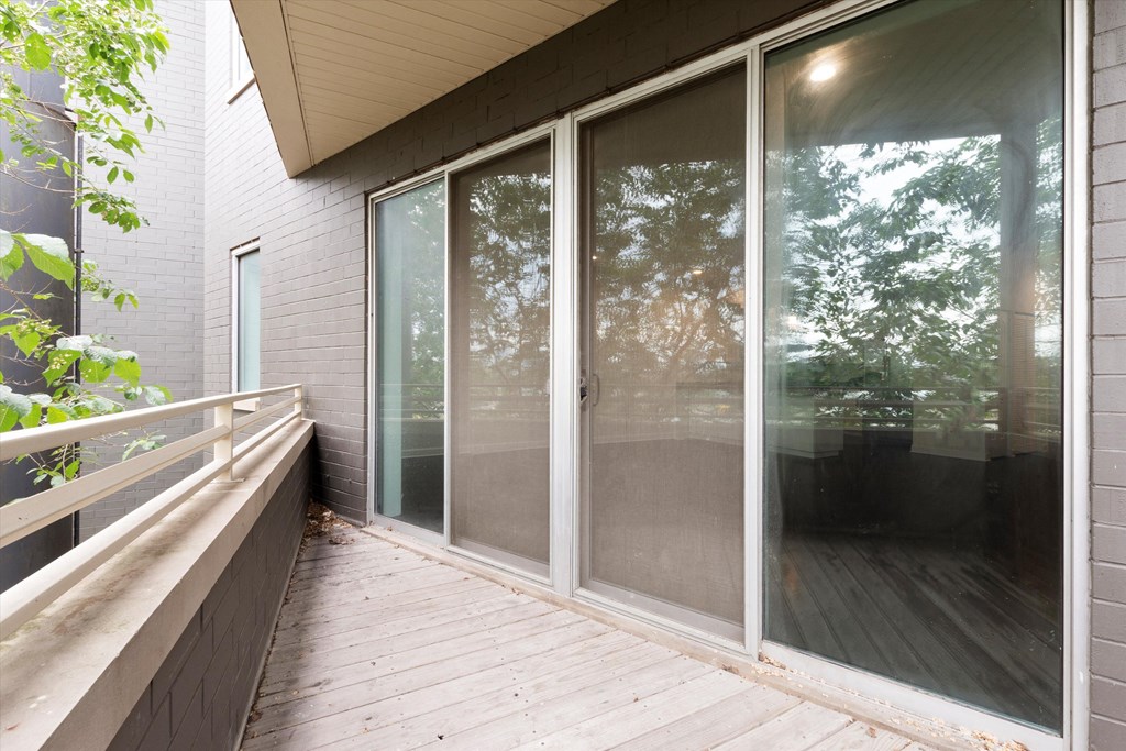 additional photo for property listing at chic digs with room to stretch out in the village 22 car