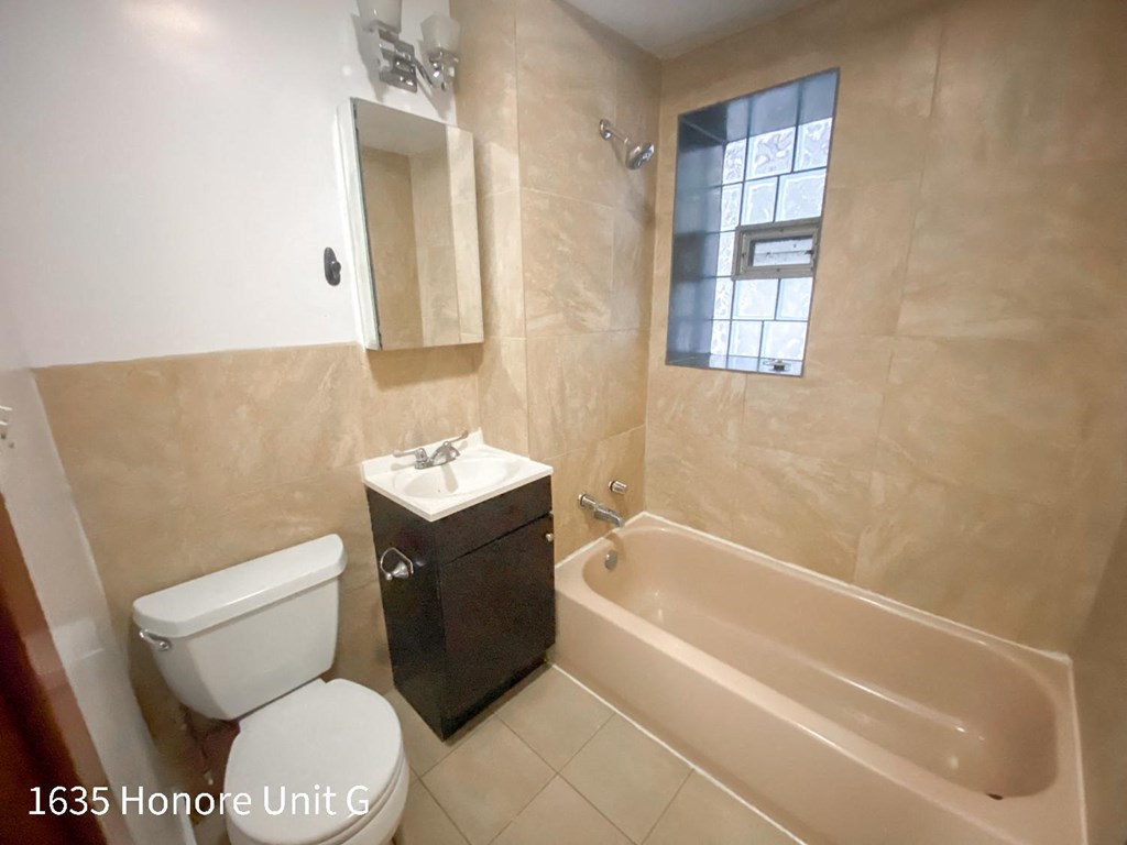 full 360 view of the bathroom with toilet sink and tub