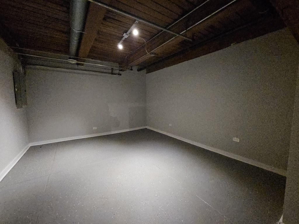 A room with a wooden ceiling and a white wall.