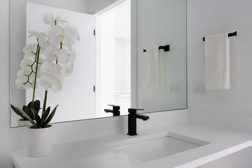 3821 N. Ashland Ave.