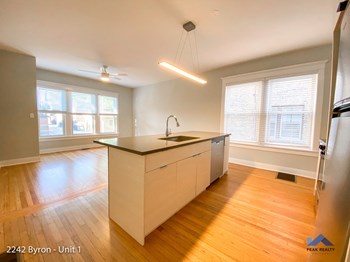 2236-42 W. Byron St. 1-3 Beds Apartment for Rent - Photo Gallery 5
