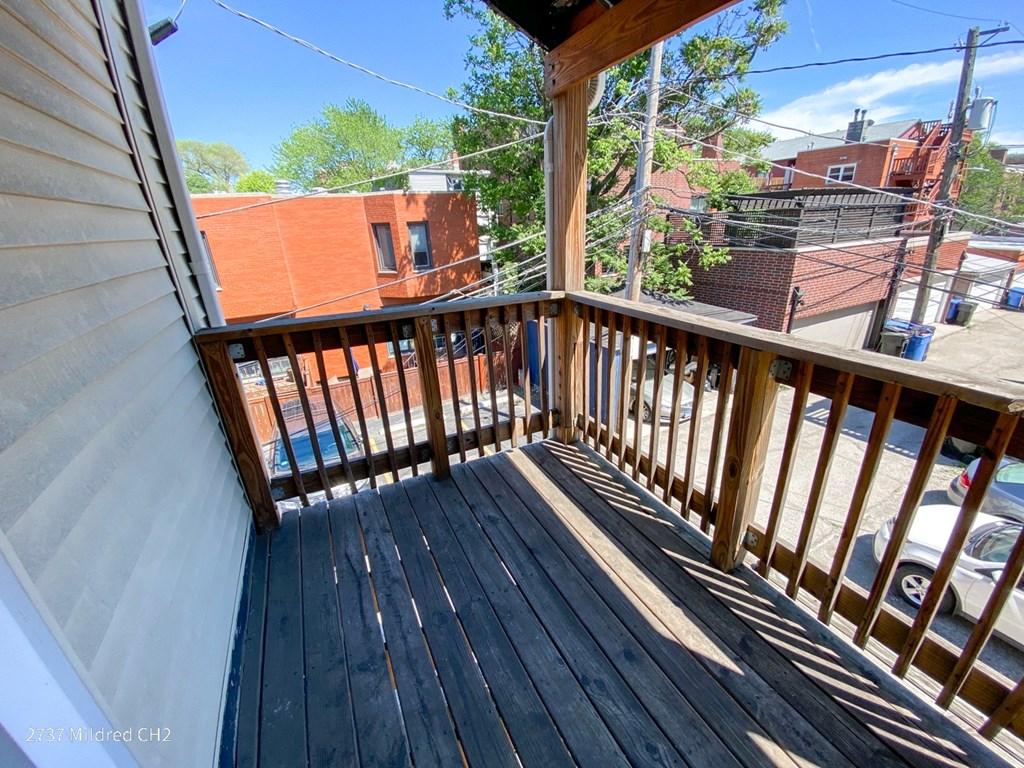 a view of the deck from the back of the house