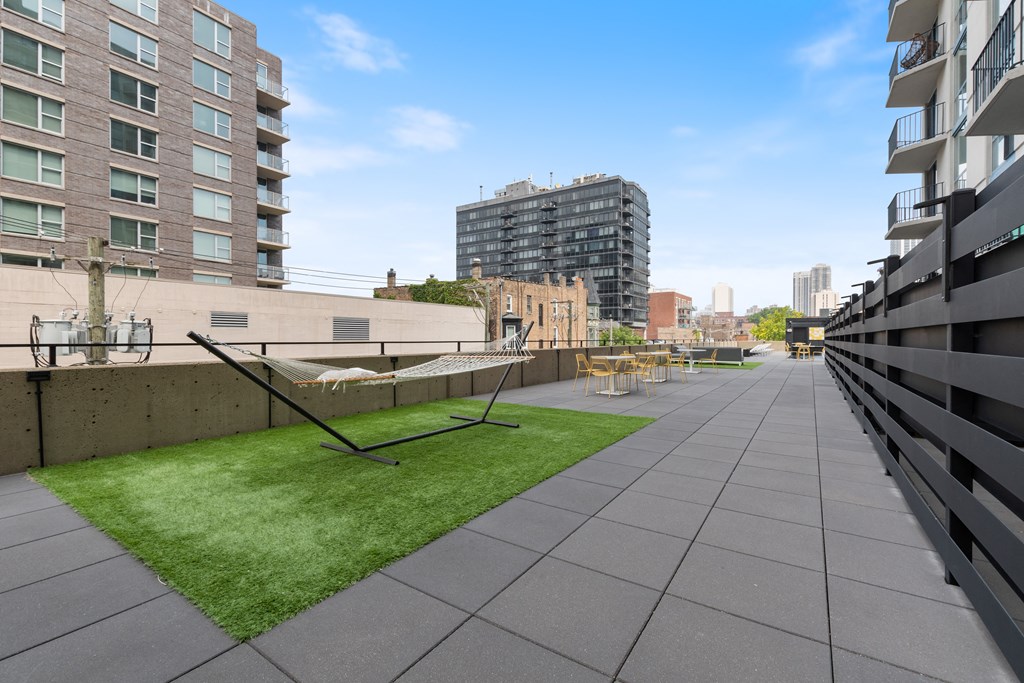 A grassy area with a hammock on the roof of 1250 LaSalle in Old Town, Chicago