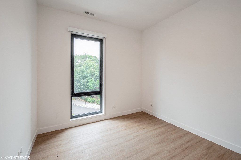 queen size bedrooms hardwood flooring