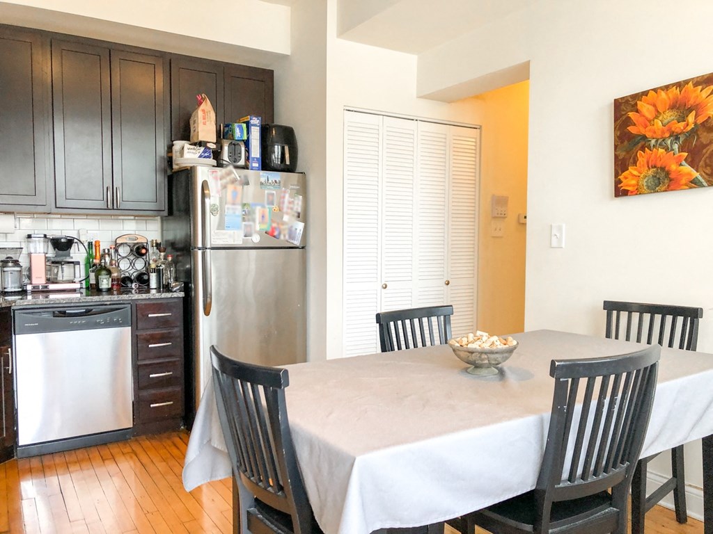 2656-58 W. Iowa St./907 N. Washtenaw Ave.