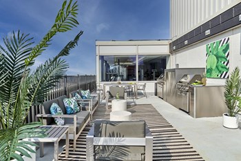 Two East Oak Rooftop Lounge - Photo Gallery 5