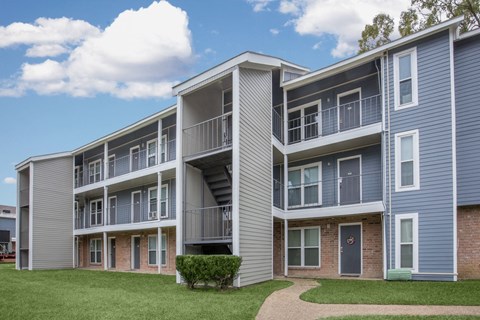 our apartments at the overlook feature a spacious yard and balconies