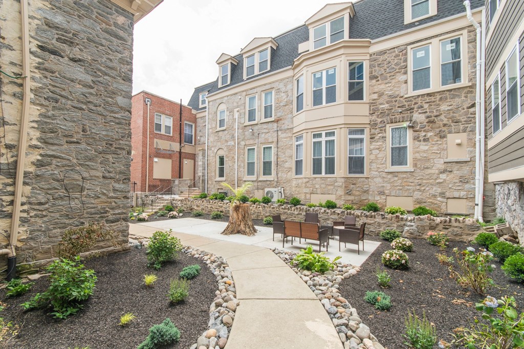 4323 Courtyard 1