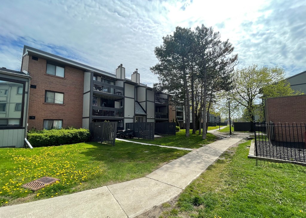 a sidewalk in front of an apartment building