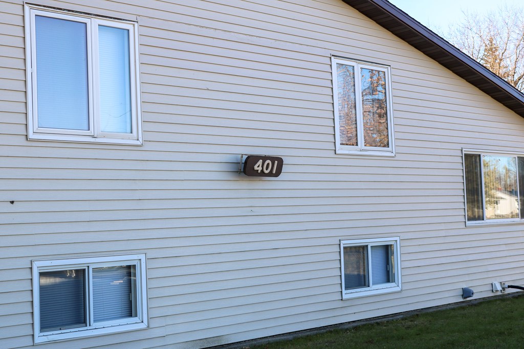 A house with the number 401 on the side.