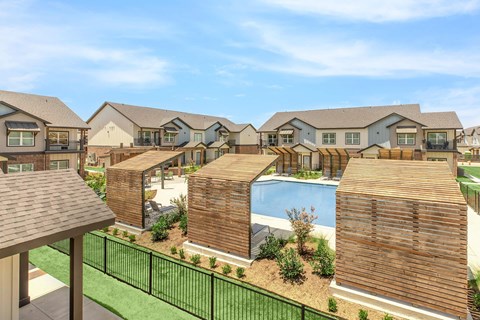 A row of houses with a pool in the middle.