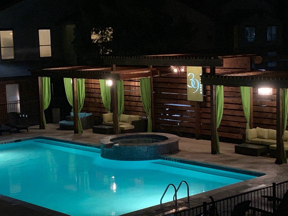 the pool and spa are lit up at night