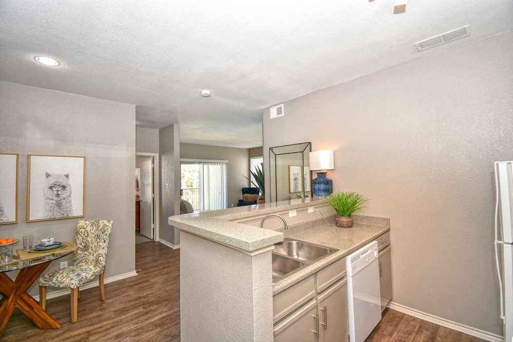 the preserve at ballantyne commons apartment kitchen and dining area