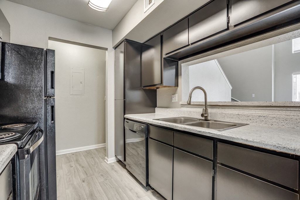 Fully Equipped Kitchen With Modern Appliances at Seacrest Apartments, Garland 