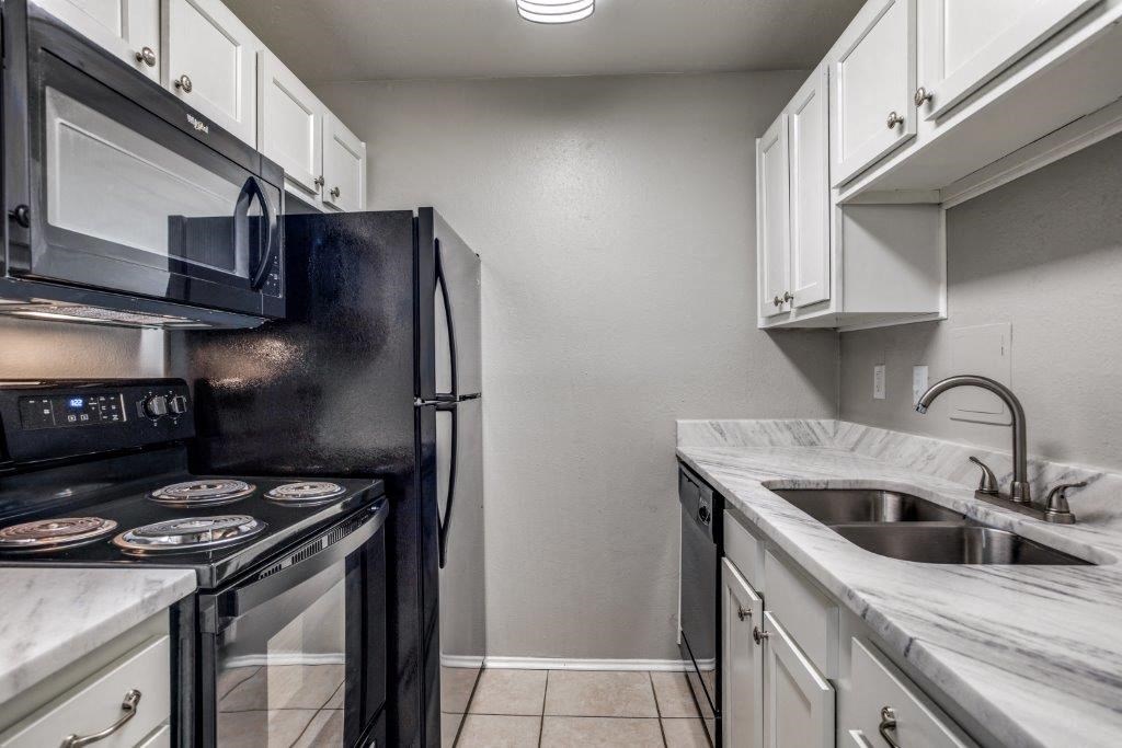 Amazing kitchens with modern appliances at Seacrest Apartments, Texas