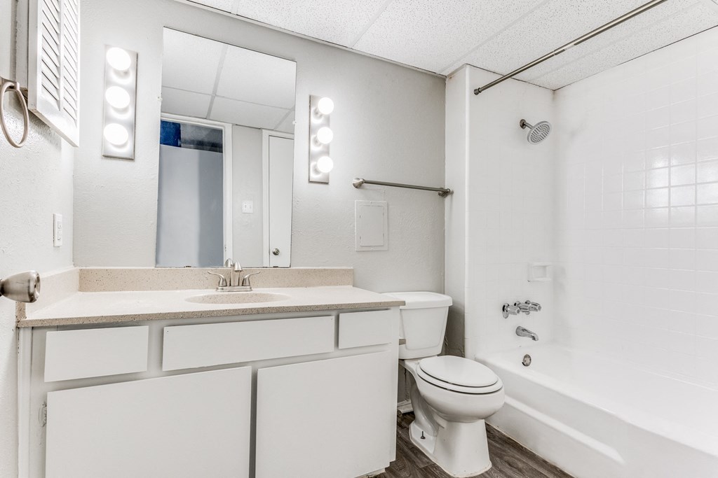 Bathroom With Bathtub at Falls on Clearwood Apartments, Richardson, TX, 75081