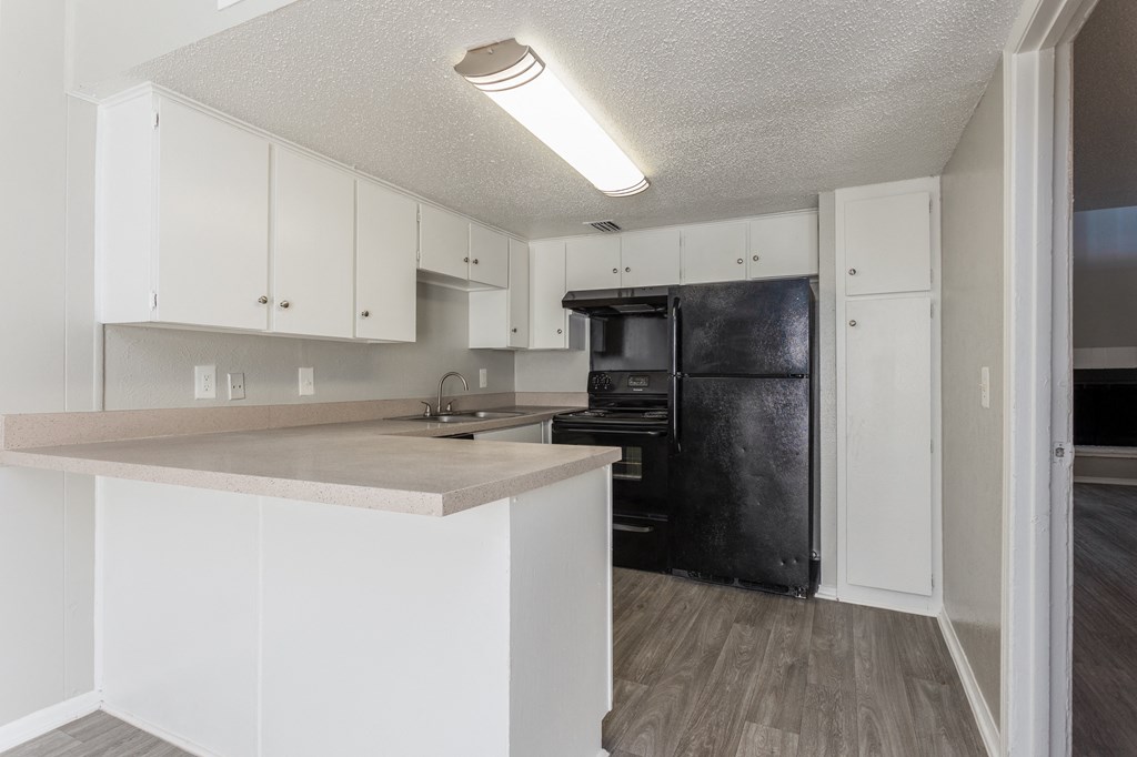 Fully Equipped Eat-In Kitchen at Falls on Clearwood Apartments, Richardson, 75081
