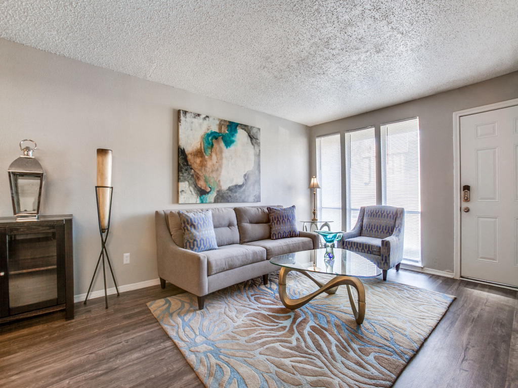 Living Room With Plenty Of Natural Light at Falls on Clearwood Apartments, Richardson, TX, 75081