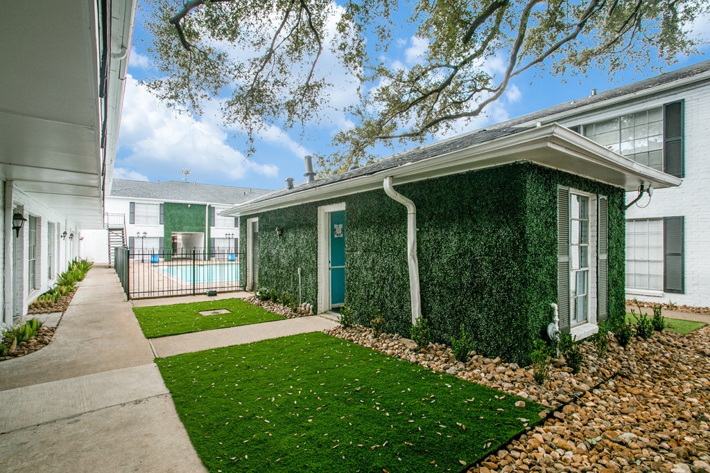 Laundry area at Bellaire Oaks Apartments, Houston, TX, 77096