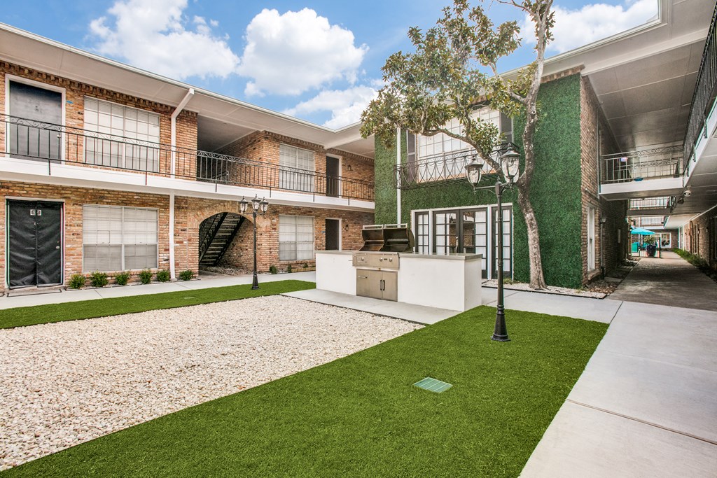 courtyard BBQ at Bellaire Oaks Apartments, Houston, 77096