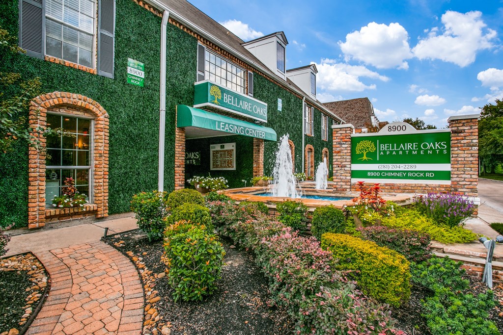 front entrance at Bellaire Oaks Apartments, Texas, 77096