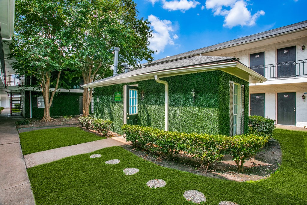 common area at Bellaire Oaks Apartments, Houston, Texas