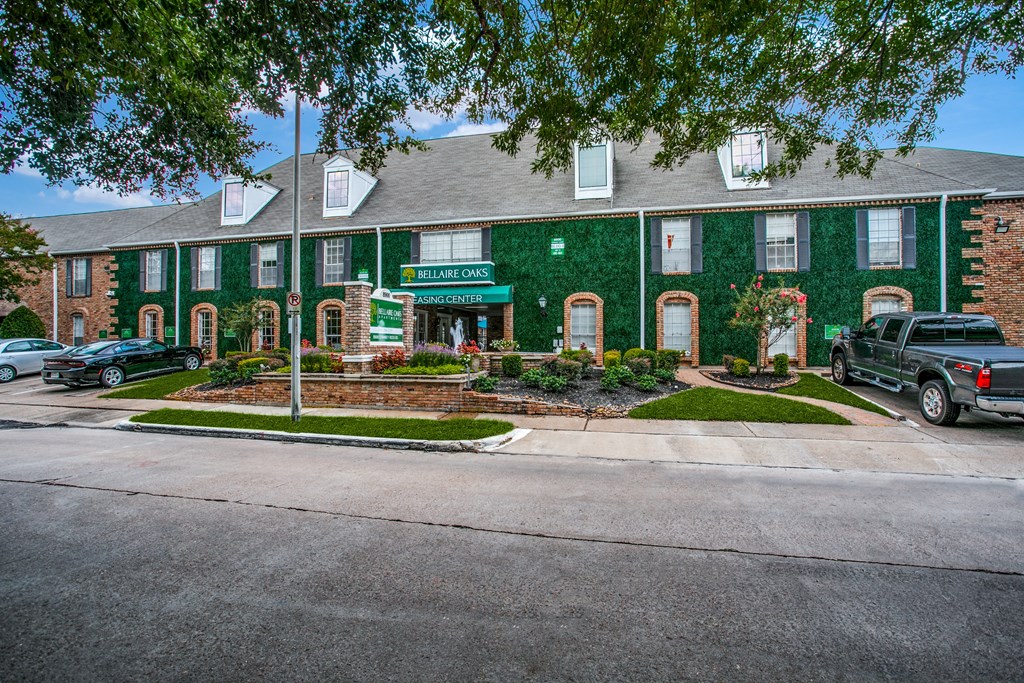 Exterior Landscape at Bellaire Oaks Apartments, Texas