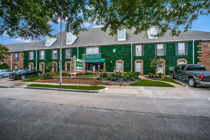 Exterior Landscape at Bellaire Oaks Apartments, Texas - Photo Gallery 1