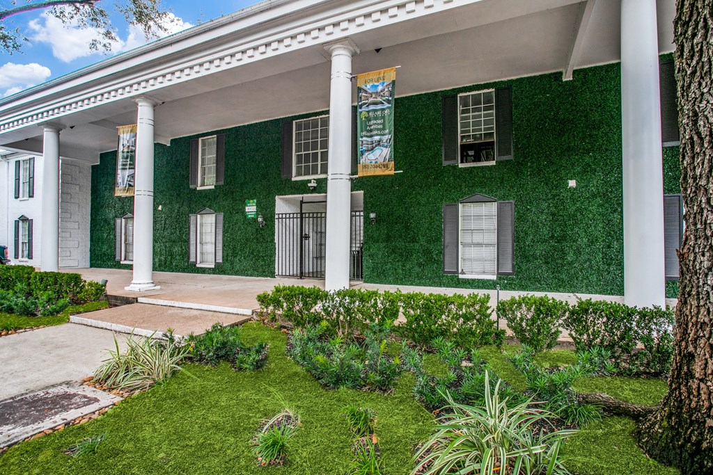 Property Entrance View at Bellaire Oaks Apartments, Houston, 77096