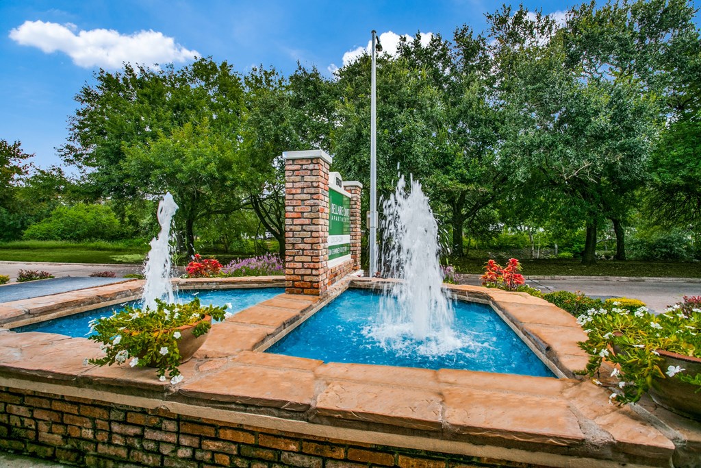 front fountain at Bellaire Oaks Apartments, Texas