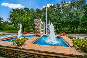 front fountain front fountain at Bellaire Oaks Apartments, Texas - Photo Gallery 4