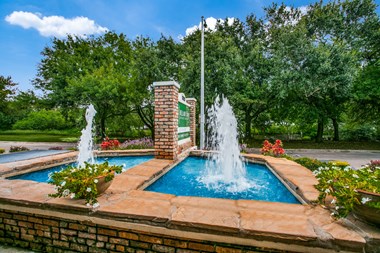 front fountain at Bellaire Oaks Apartments, Texas - Photo Gallery 5