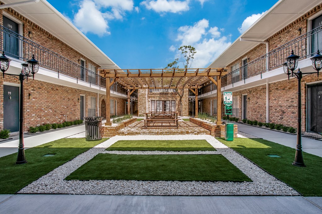 Courtyard View at Bellaire Oaks Apartments, Houston, 77096