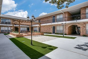 Sun-Kissed Courtyard Garden at Bellaire Oaks Apartments, Texas