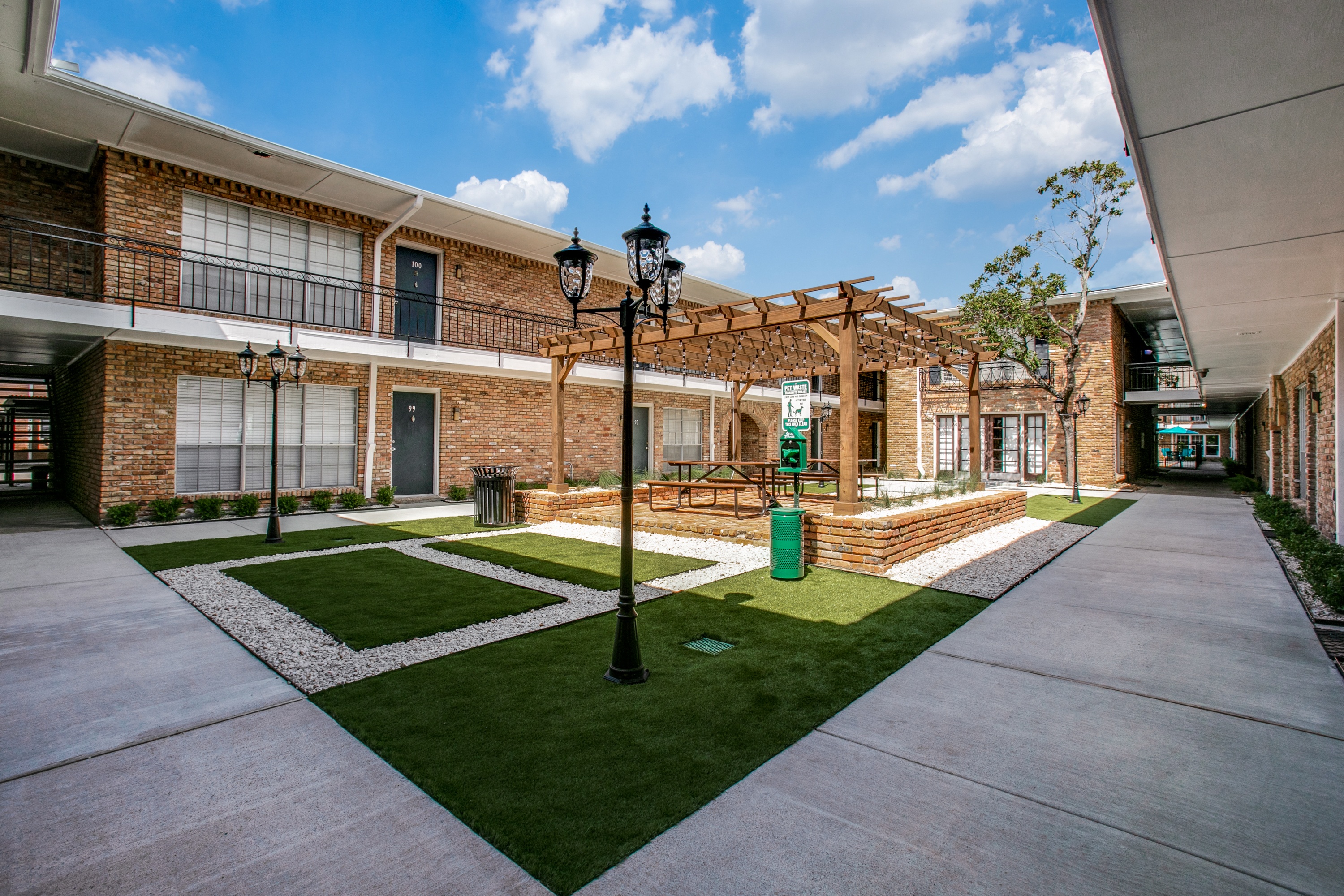 Bellaire Oaks Apartments, 8900 Chimney Rock Road, Houston, TX - RentCafe