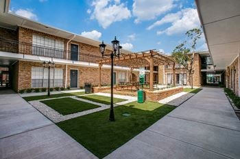Sun Porch Courtyard at Bellaire Oaks Apartments, Houston