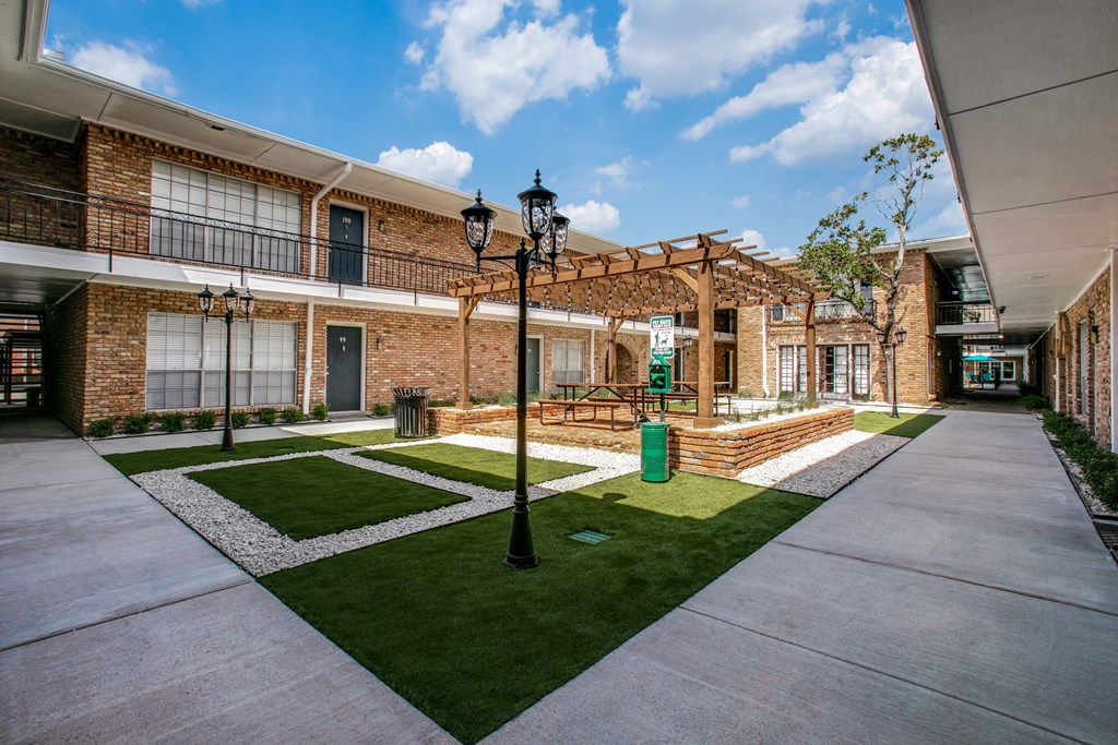 courtyard at Bellaire Oaks Apartments, Houston, TX, 77096