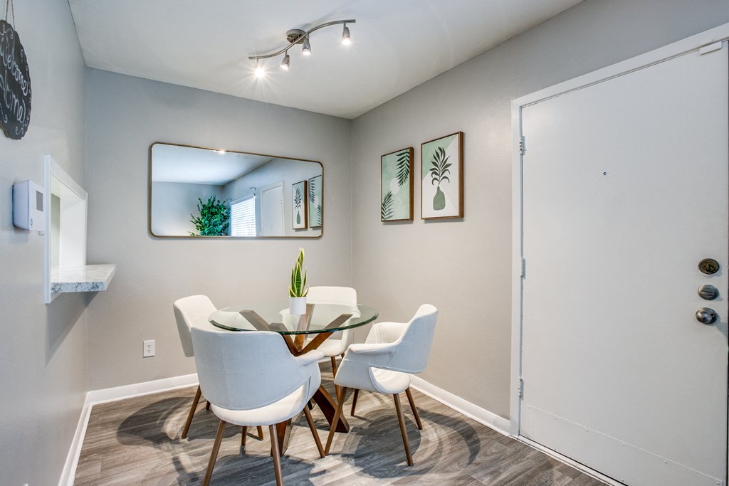 dining room at Bellaire Oaks Apartments, Houston, 77096