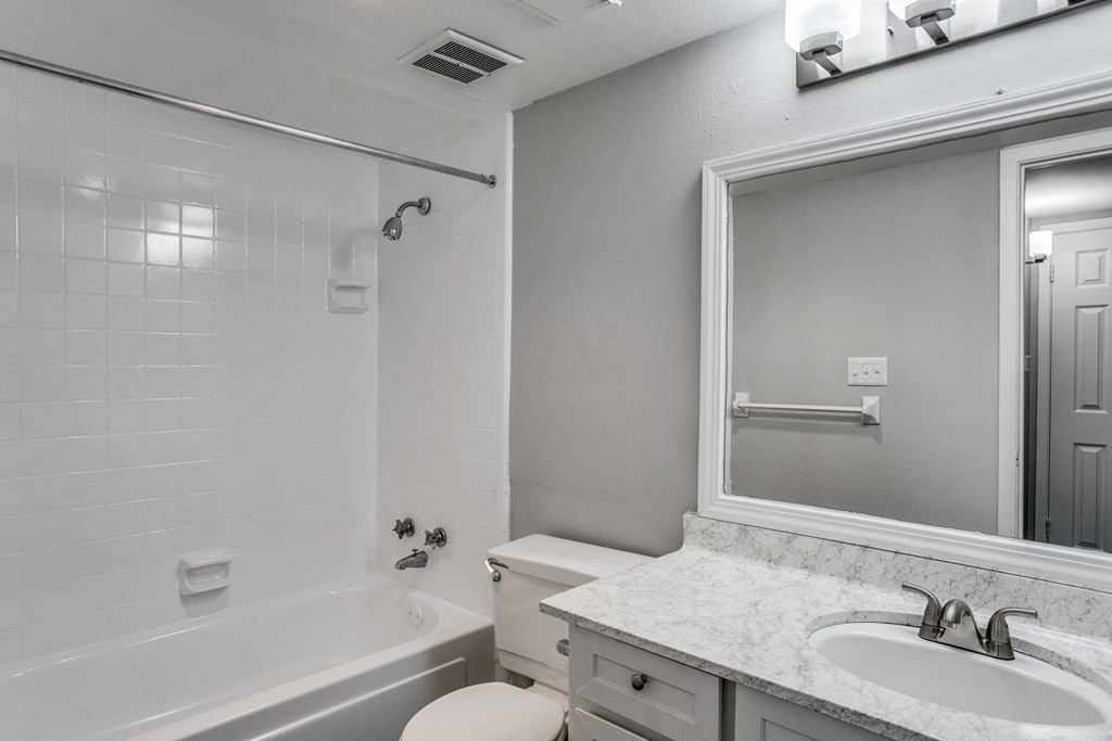 Bathroom at Bellaire Oaks Apartments, Texas, 77096