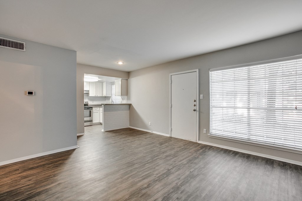 Unfurnished Living Area at Bellaire Oaks Apartments, Houston, 77096