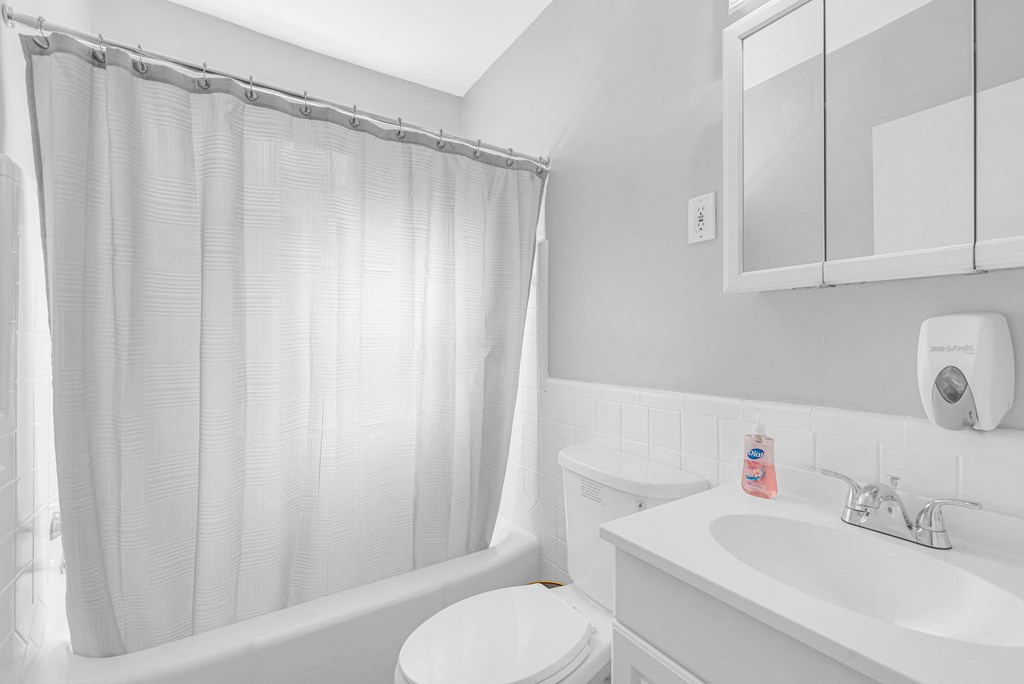 bathroom at Hampton Gardens, Saint Louis