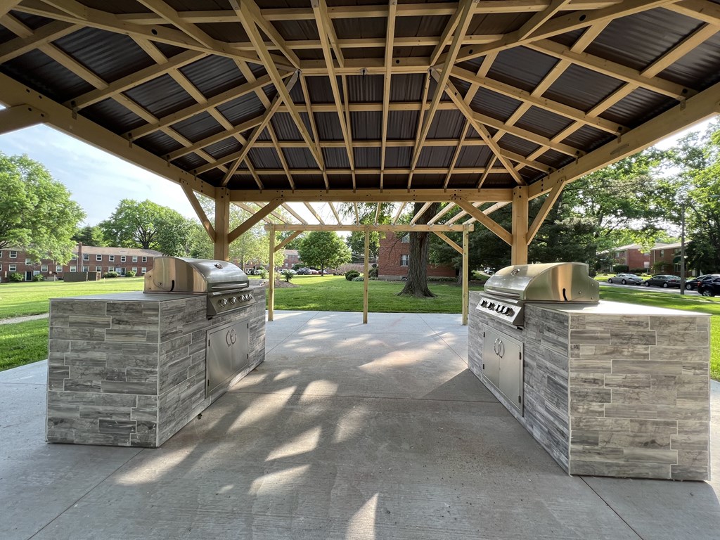 Picnic And Bbq Area at Hampton Gardens, Saint Louis, MO, 63139