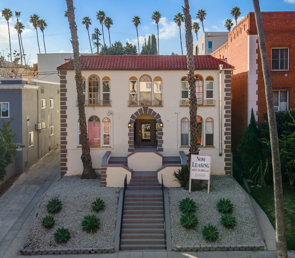 A house with a red roof at Hillstone Flats Apartments, Los Angeles, 90004