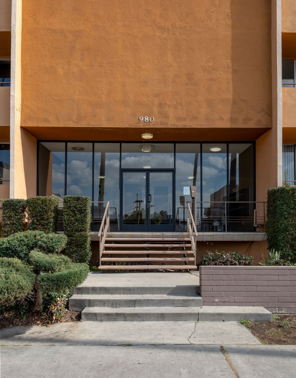 The front of a building with the number 980 on it. The front of a building with the number 980 on it at Menlo Terrace Apartments, California