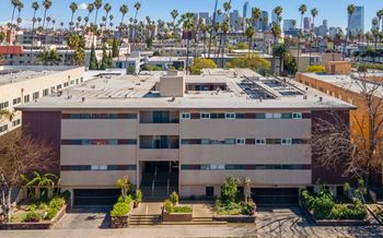 Building Exterior View at Palms at Menlo, Los Angeles California 